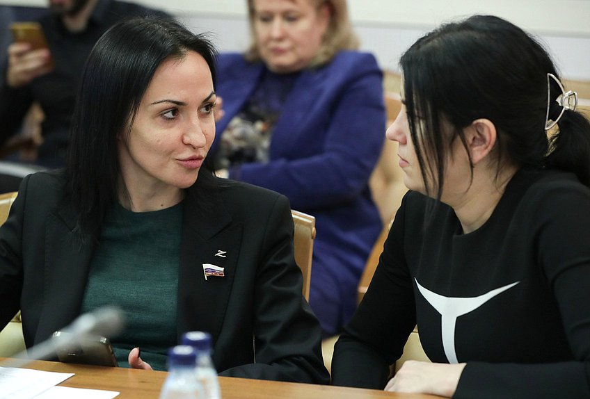 Член Комитета по делам национальностей Анастасия Удальцова и член Комитета по бюджету и налогам Мария Прусакова