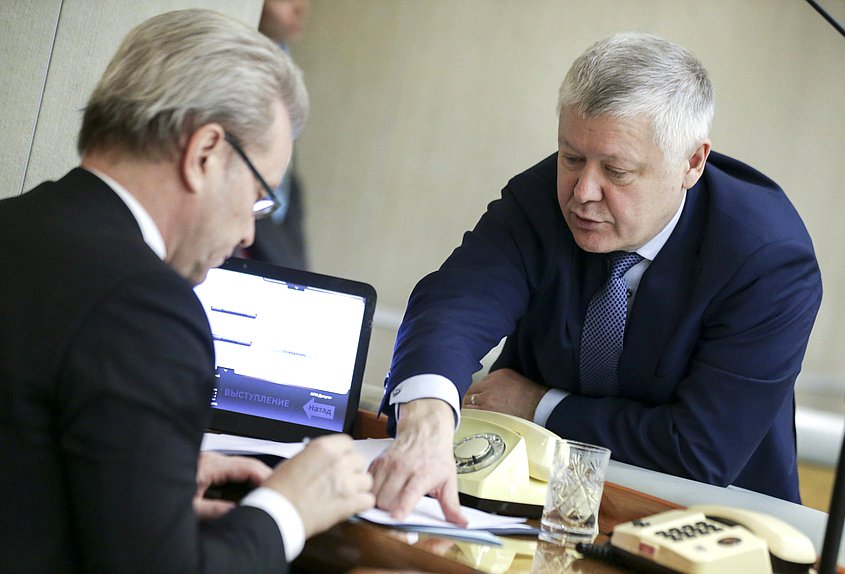 Полномочный представитель Президента РФ в Государственной Думе Гарри Минх и Председатель Комитета по безопасности и противодействию коррупции Василий Пискарев