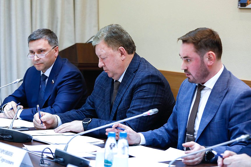 Председатель Комитета по экологии, природным ресурсам и охране окружающей среды Дмитрий Кобылкин и Председатель Комитета по аграрным вопросам Владимир Кашин. Заседание Комиссии Совета законодателей по аграрно-продовольственной политике, природопользованию и экологии
