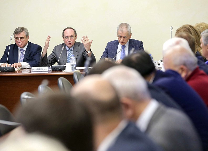 Первые заместители Председателя Комитета по образованию и науке Олег Смолин и Геннадий Онищенко и Председатель Комитета по образованию и науке Вячеслав Никонов