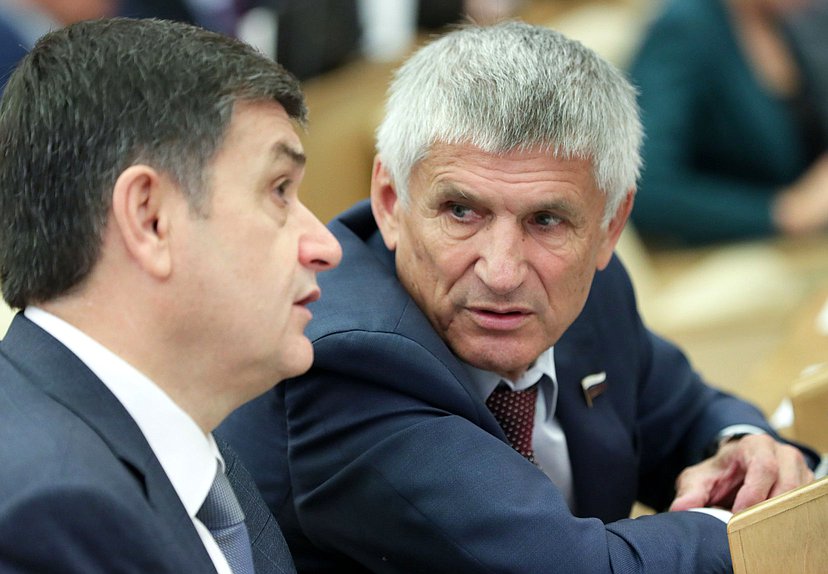 Член Комитета по безопасности и противодействию коррупции Адальби Шхагошев и член Комитета по аграрным вопросам Алексей Лавриненко