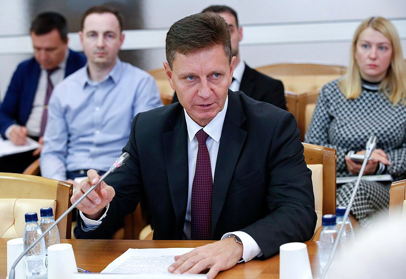 Первый заместитель Председателя Комитета по науке и высшему образованию Владимир Сипягин