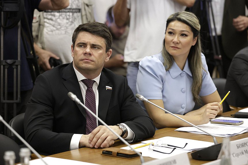 Председатель Комитета по информационной политике, информационным технологиям и связи Сергей Боярский и Первый заместитель Председателя Комитета по информационной политике, информационным технологиям и связи Марина Ким