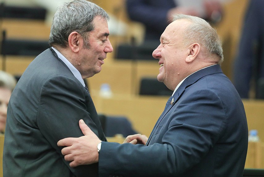 Первый заместитель Председателя Комитета по бюджету и налогам Леонид Симановский и заместитель Председателя Комитета по развитию гражданского общества, вопросам общественных и религиозных объединений Владимир Шаманов