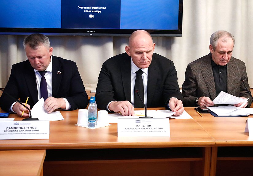 Член Комитета по молодежной политике Вячеслав Дамдинцурунов, сенатор РФ Александр Карелин и член Комитета по физической культуре и спорту Сергей Неверов
