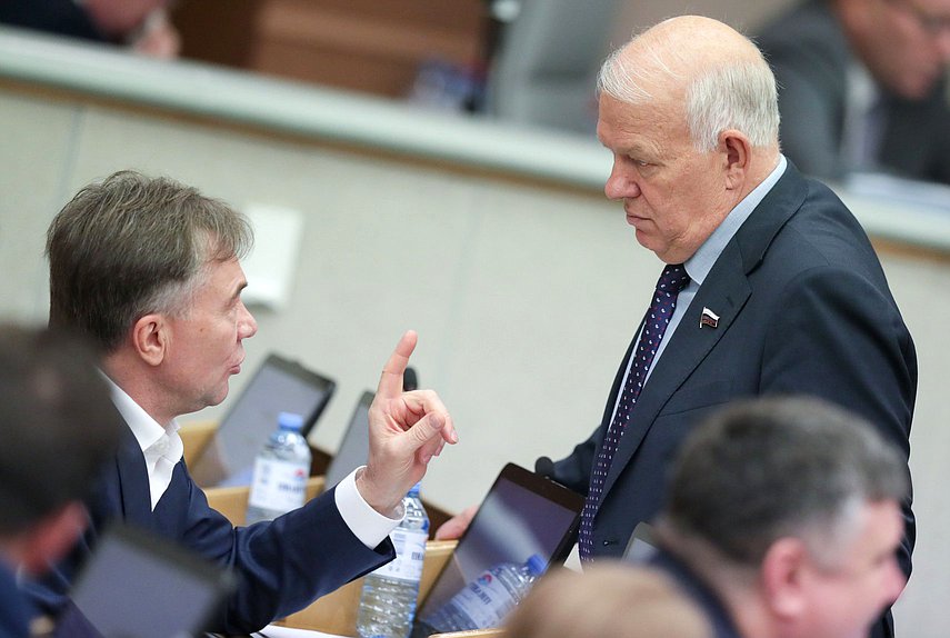 Заместитель Председателя Комитета по экологии, природным ресурсам и охране окружающей среды Анатолий Грешневиков и заместитель Председателя Комитета по промышленности и торговле Александр Терентьев