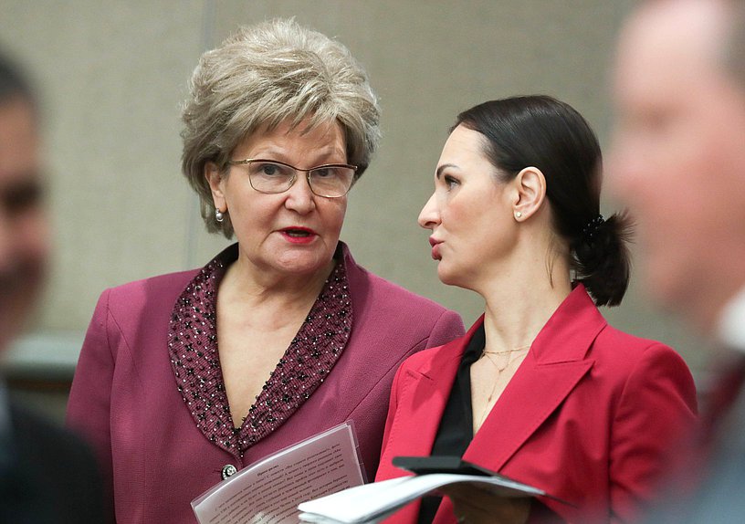 Член Комитета по вопросам семьи, женщин и детей Татьяна Ларионова и Первый заместитель Председателя Комитета по вопросам семьи, женщин и детей Татьяна Буцкая