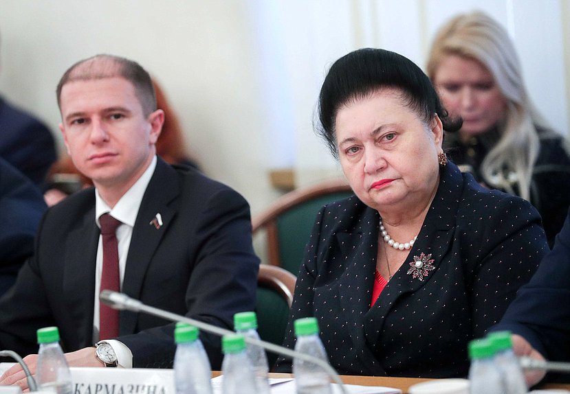 Заместитель Председателя Комитета по контролю и Регламенту Михаил Романов и член Комитета Раиса Кармазина