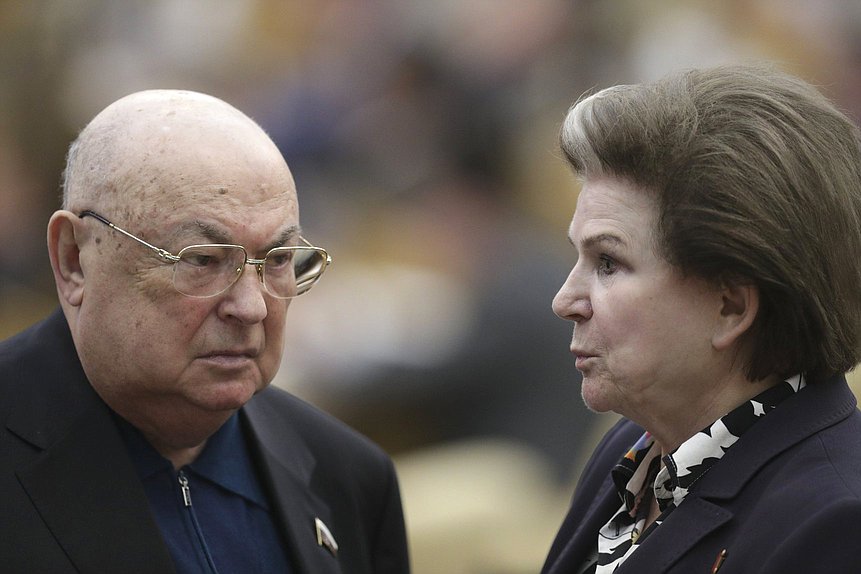 Член Комитета по транспорту и строительству Владимир Ресин и заместитель Председателя Комитета по федеративному устройству и вопросам местного самоуправления Валентина Терешкова