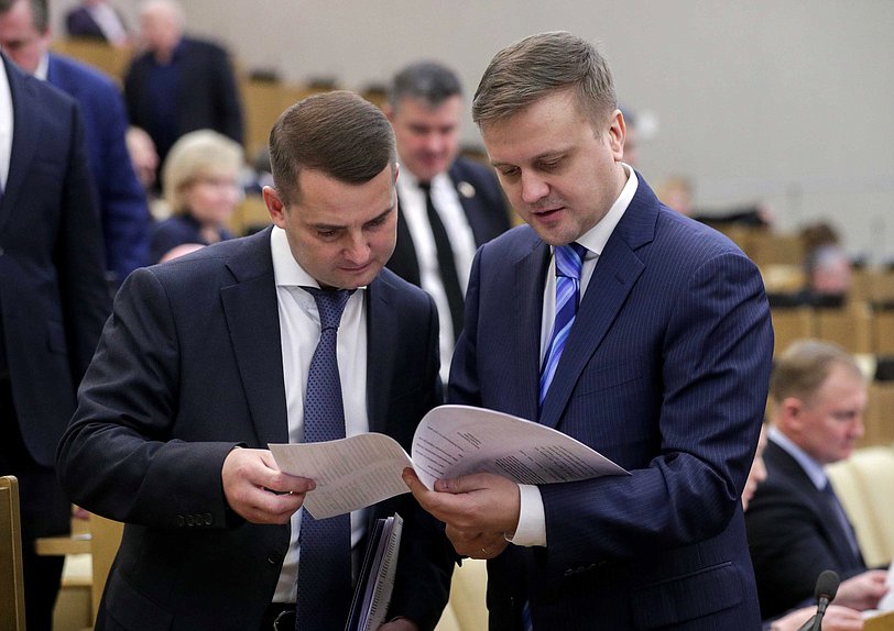 Председатель Комитета по труду, социальной политике и делам ветеранов Ярослав Нилов и Председатель Комитета по федеративному устройству и вопросам местного самоуправления Алексей Диденко
