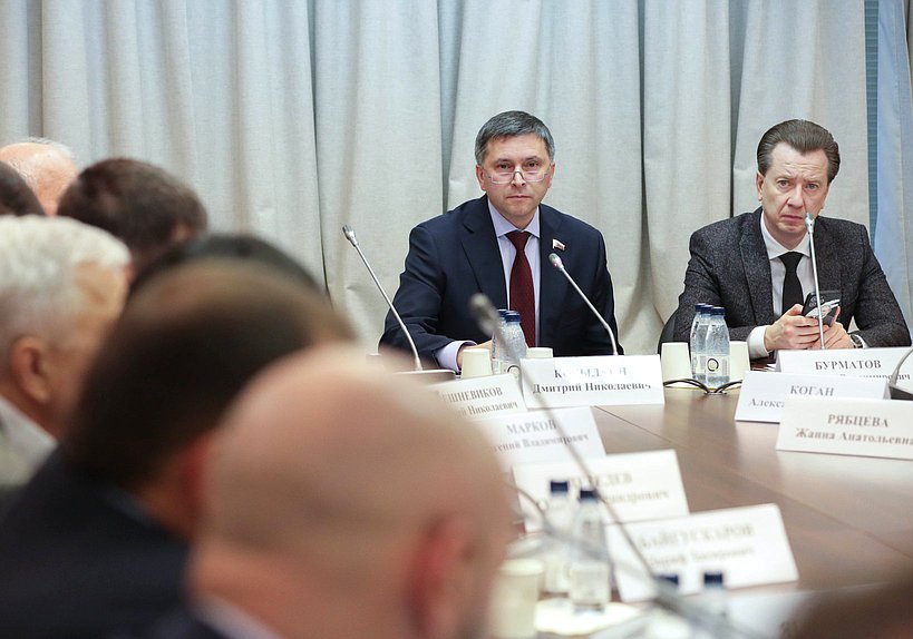 Председатель Комитета по экологии, природным ресурсам и охране окружающей среды Дмитрий Кобылкин и Первый заместитель Председателя Комитета Владимир Бурматов