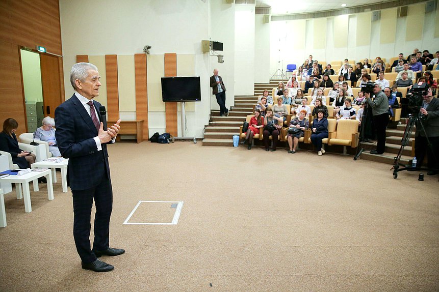 Первый заместитель Председателя Комитета по образованию и науке Геннадий Онищенко