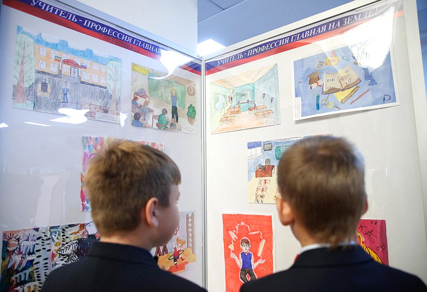 Открытие выставки детского рисунка «Любимая школа глазами детей»