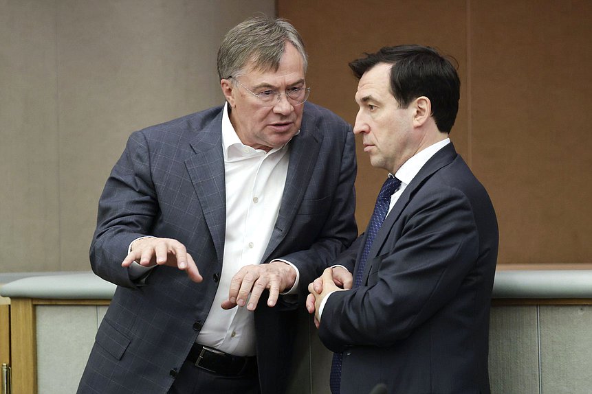 Заместитель Председателя Комитета по промышленности и торговле Александр Терентьев и Первый заместитель Председателя Комитета по контролю Дмитрий Гусев