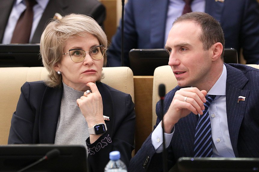 Член Комитета по просвещению Эльвира Аиткулова и заместитель Председателя Комитета по развитию Дальнего Востока и Арктики Антон Басанский