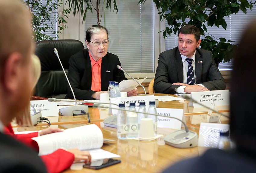 Председатель Комиссии по обеспечению жилищных прав граждан Галина Хованская и Первый заместитель Председателя Комиссии Евгений Первышов