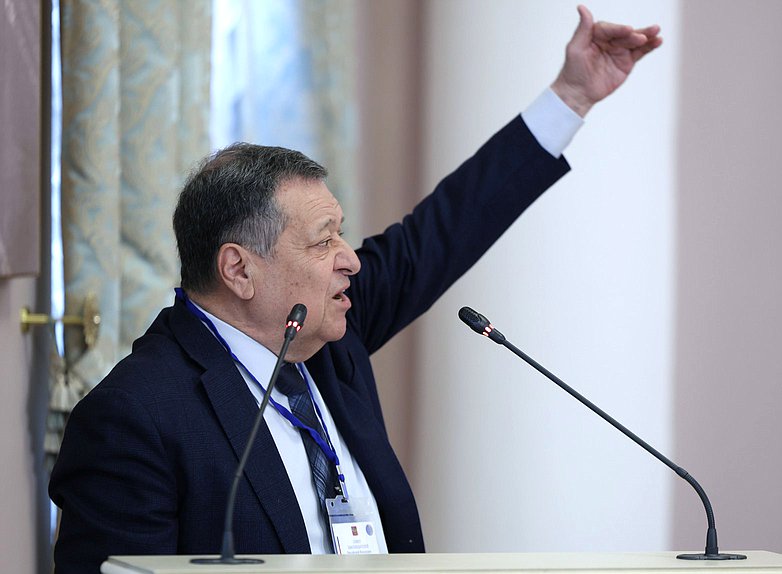 Председатель Комитета по бюджету и налогам Андрей Макаров