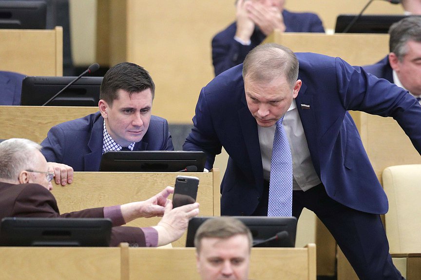 Руководитель фракции ЛДПР Владимир Жириновский и Первый заместитель Председателя Комитета по контролю и Регламенту Александр Курдюмов