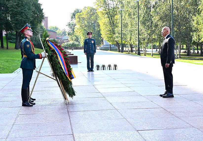 Flowers-laying ceremony at the Tomb of the Unknown Soldier with participation of delegations taking part in the International Parliamentary Conference “Russia – Latin America”