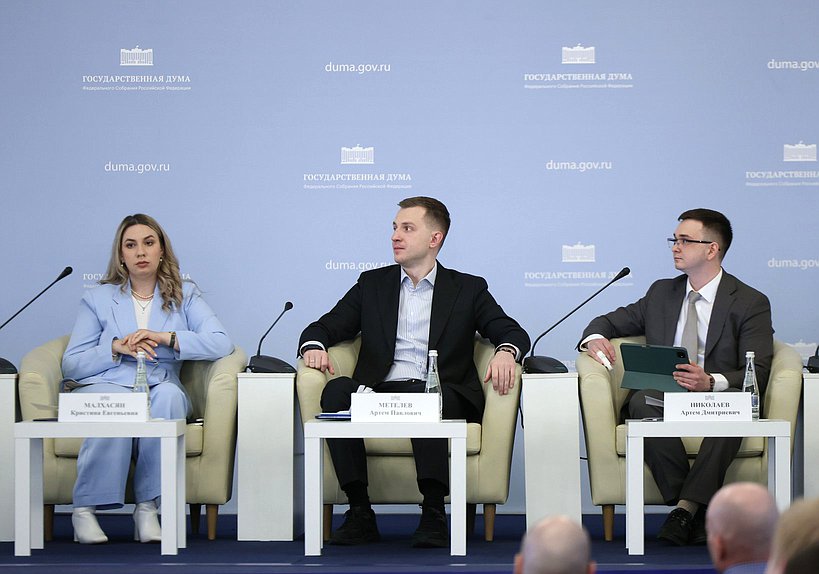 Председатель Комитета по молодежной политике Артем Метелев и Председатель Молодежного парламента при Государственной Думе Артем Николаев