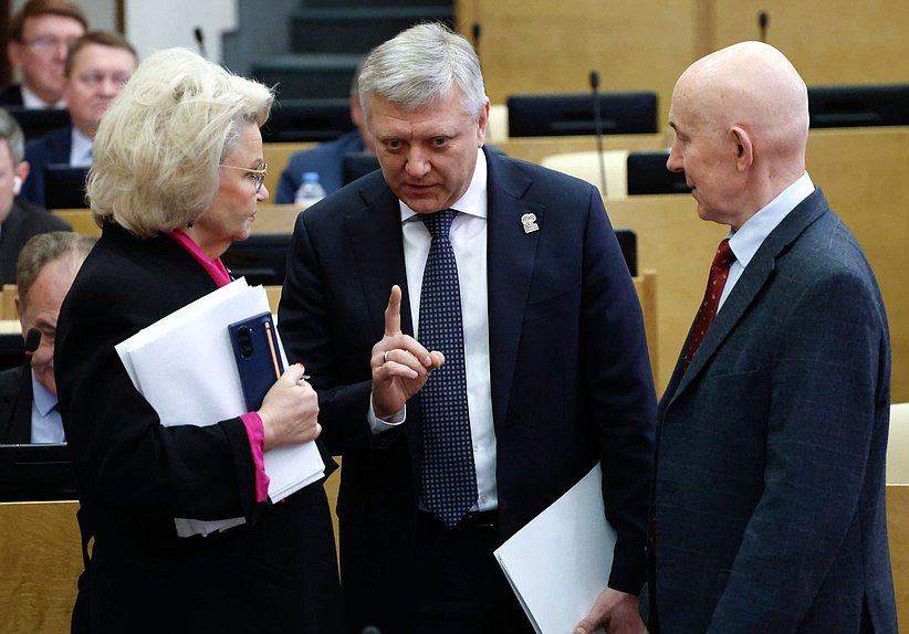 Председатель Комитета по защите семьи, вопросам отцовства, материнства и детства Нина Останина, заместитель Председателя Комитета по государственному строительству и законодательству Дмитрий Вяткин и Первый заместитель Председателя Комитета по государственному строительству и законодательству Юрий Синельщиков