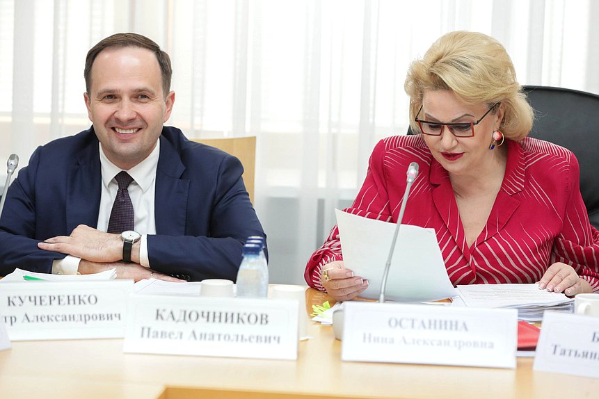 Заместитель Министра финансов РФ Павел Кадочников и Председатель Комитета по вопросам семьи, женщин и детей Нина Останина
