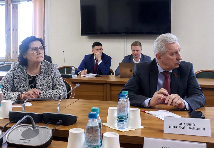Члены Комитета по охране здоровья Николай Осадчий и Римма Утяшева