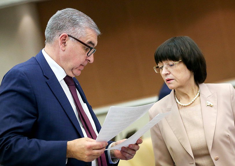 Первый заместитель Председателя Комитета по федеративному устройству и вопросам местного самоуправления Игорь Сапко и член Комитета по государственному строительству и законодательству Марина Беспалова
