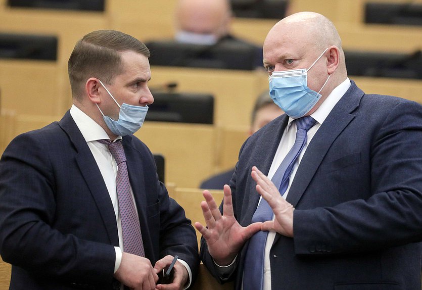 Председатель Комитета по труду, социальной политике и делам ветеранов Ярослав Нилов и Первый заместитель Председателя Комитета по обороне Андрей Красов