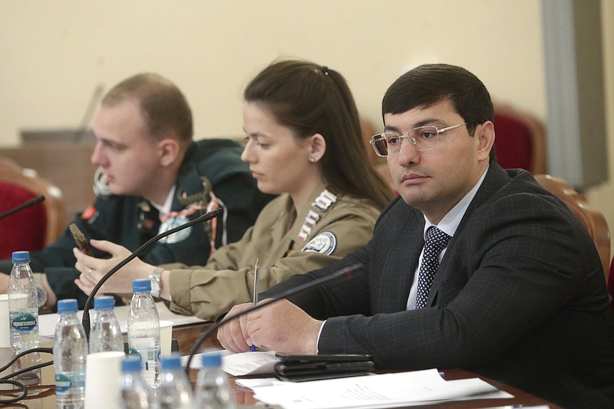 Круглый стол Комитета по молодежной политике на тему "Формирование единых подходов к организации добровольческой (волонтерской) деятельности в ликвидации последствий чрезвычайных ситуаций"