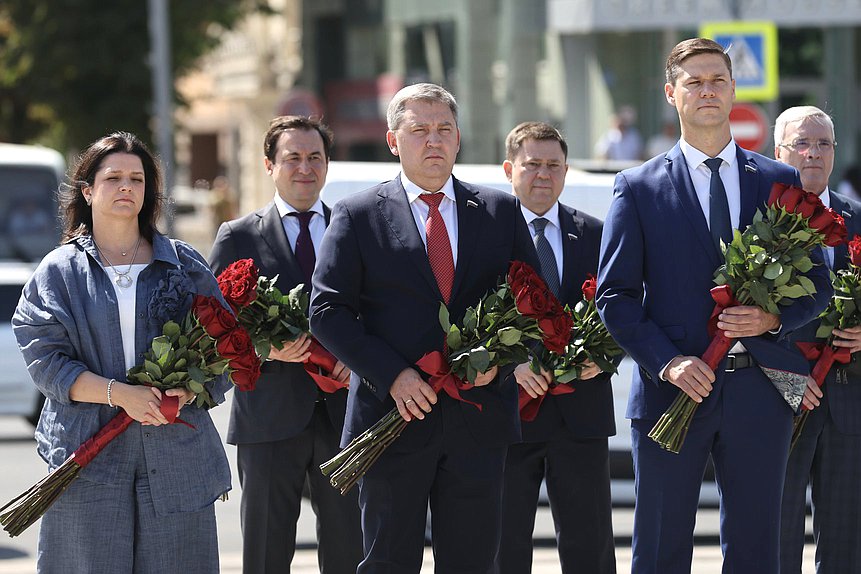 Заместитель Председателя Комитета по туризму и развитию туристической инфраструктуры Наталья Костенко, Первый заместитель Председателя Комитета по контролю Дмитрий Ламейкин и заместитель Председателя Комитета по экономической политике Сергей Алтухов