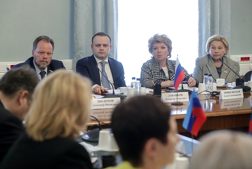 Первый заместитель Председателя Комитета по культуре Александр Шолохов, заместитель Председателя Государственной Думы Владислав Даванков, Председатель Комитета Елена Ямпольская и Первый заместитель Председателя Комитета Елена Драпеко