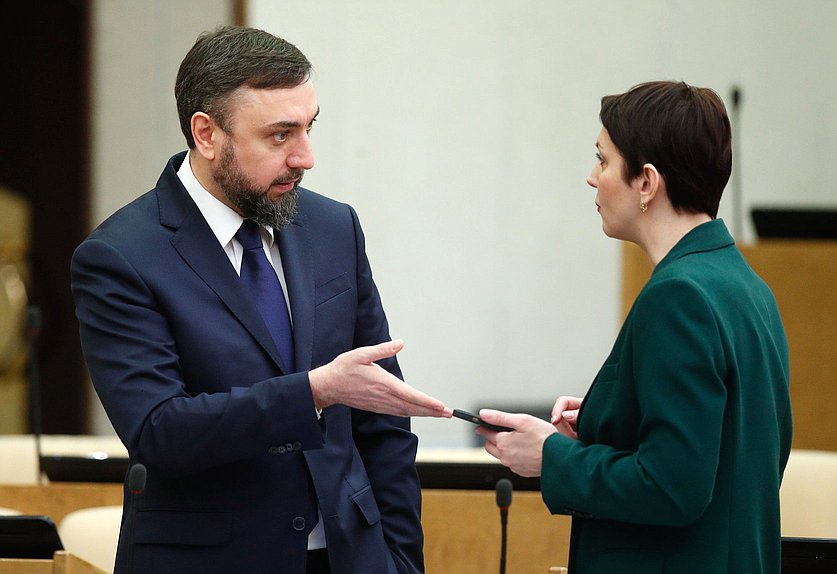 Первый заместитель Председателя Комитета по международным делам Шамсаил Саралиев и заместитель Председателя Комитета по экологии, природным ресурсам и охране окружающей среды Жанна Рябцева