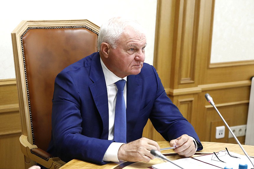 Первый заместитель Председателя Комитета по аграрным вопросам Владимир Плотников