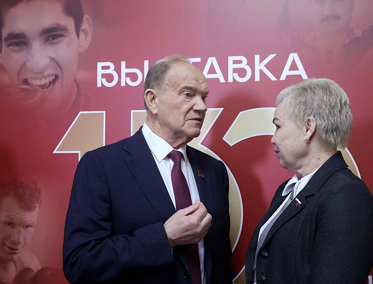 Руководитель фракции КПРФ Геннадий Зюганов и член Комитета по физической культуре и спорту Рима Баталова