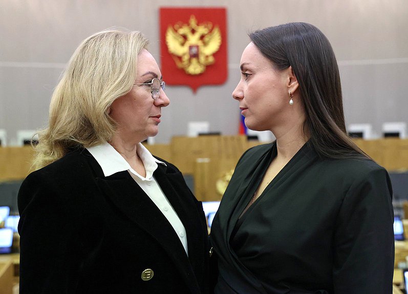 Член Комитета по просвещению Лариса Тутова и заместитель Председателя Комитета по молодежной политике Юлия Саранова