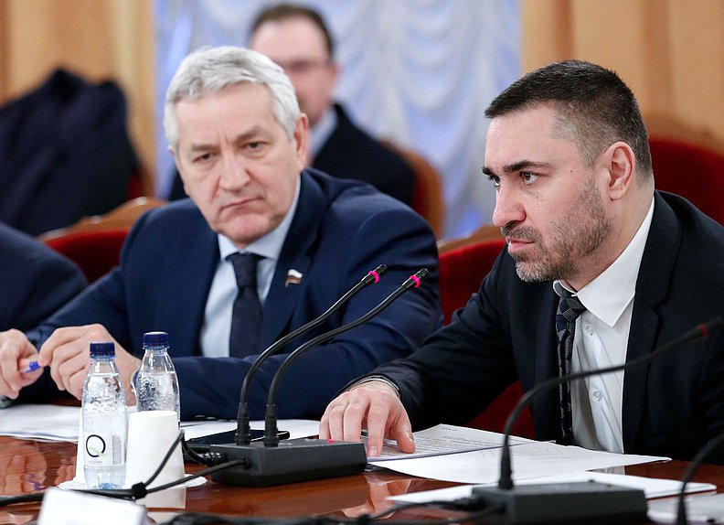 Первый заместитель Председателя Комитета по охране здоровья Леонид Огуль и Председатель Комитета по охране здоровья Дмитрий Хубезов