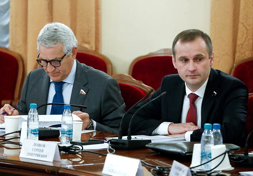 Первый заместитель Председателя Комитета по охране здоровья Леонид Огуль и Председатель Комитета Сергей Леонов