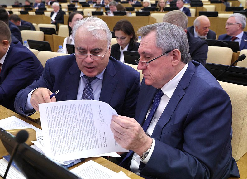 Первый заместитель Председателя Комитета по энергетике Павел Завальный и Председатель Комитета Николай Шульгинов