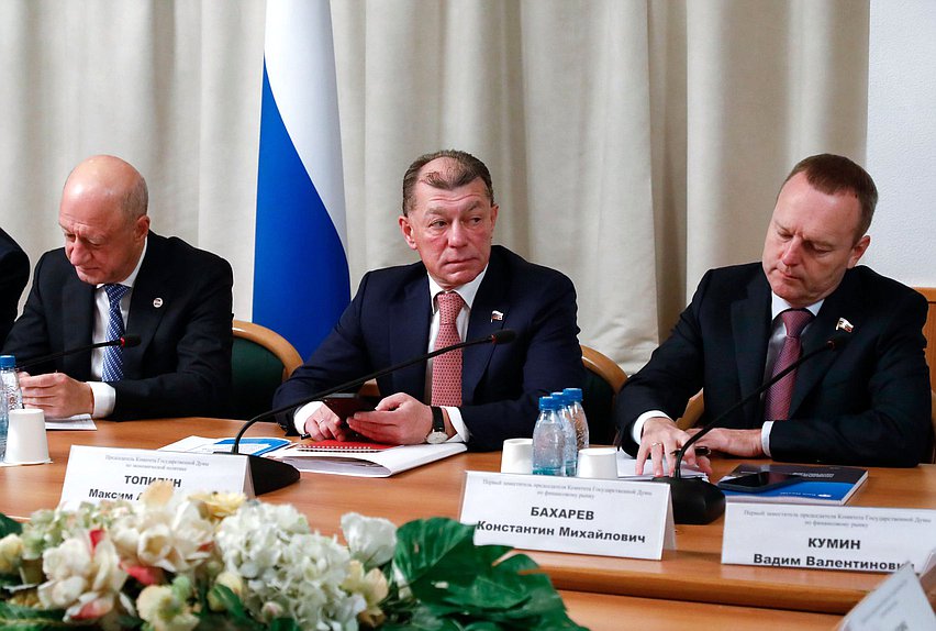 Председатель Комитета по экономической политике Максим Топилин и Первый заместитель Председателя Комитета по финансовому рынку Константин Бахарев