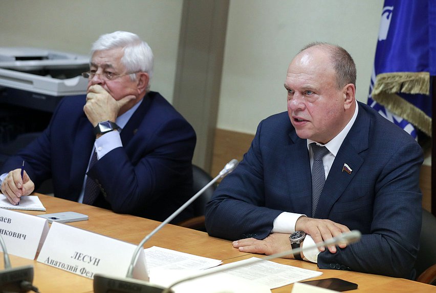 Заместитель Председателя Комитета по транспорту и развитию транспортной инфраструктуры Анатолий Лесун и Первый заместитель Председателя Комитета по строительству и жилищно-коммунальному хозяйству Павел Качкаев