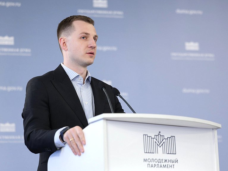 Председатель Комитета по молодежной политике Артем Метелев