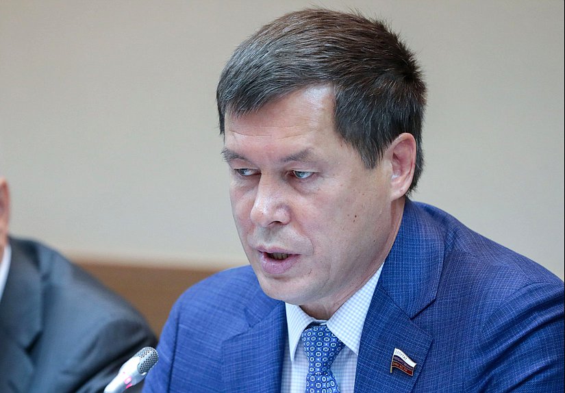 Член Комитета по экологии, природным ресурсам и охране окружающей среды Зариф Байгускаров