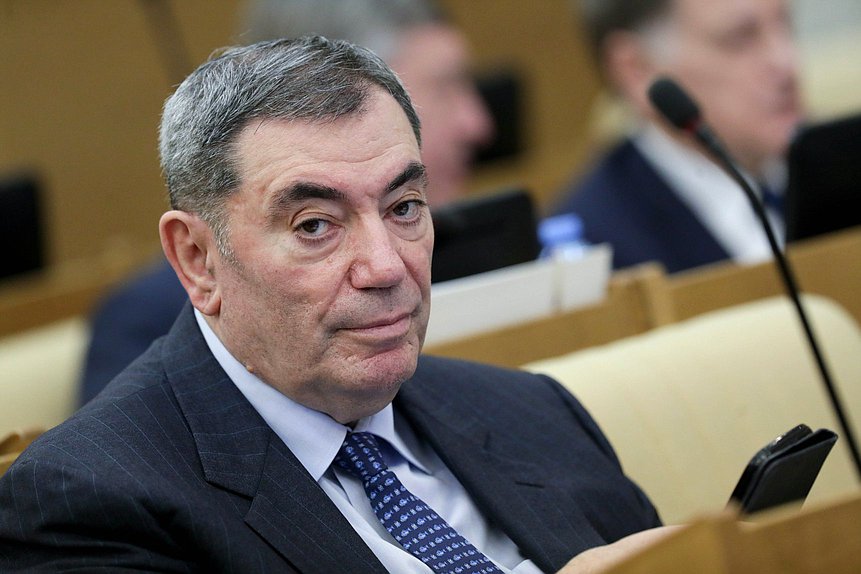Первый заместитель Председателя Комитета по бюджету и налогам Леонид Симановский