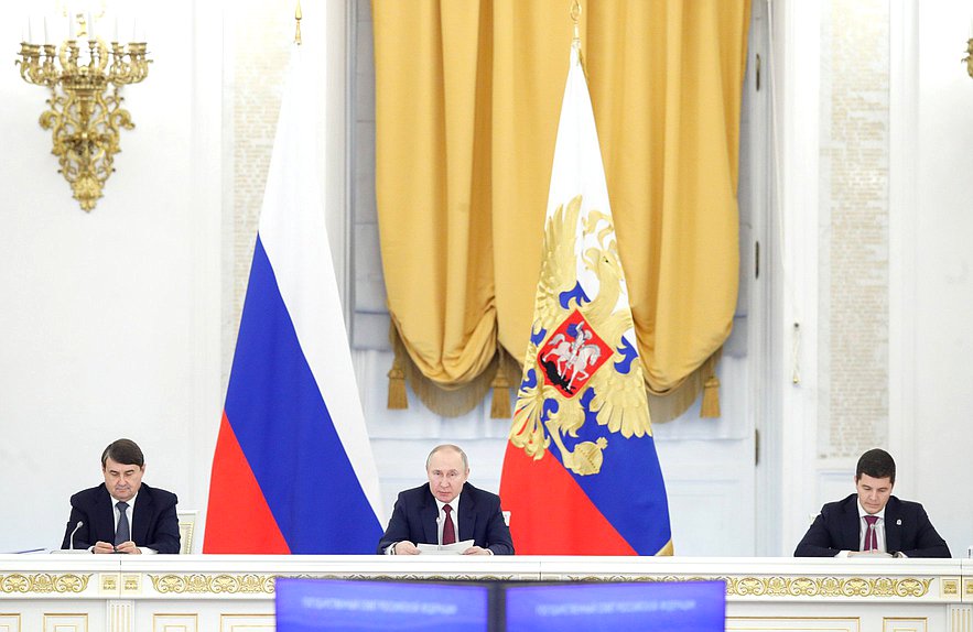 Президент РФ Владимир Путин (в центре)