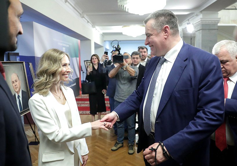 Руководитель фракции ЛДПР Леонид Слуцкий и художник Марина Ромахина