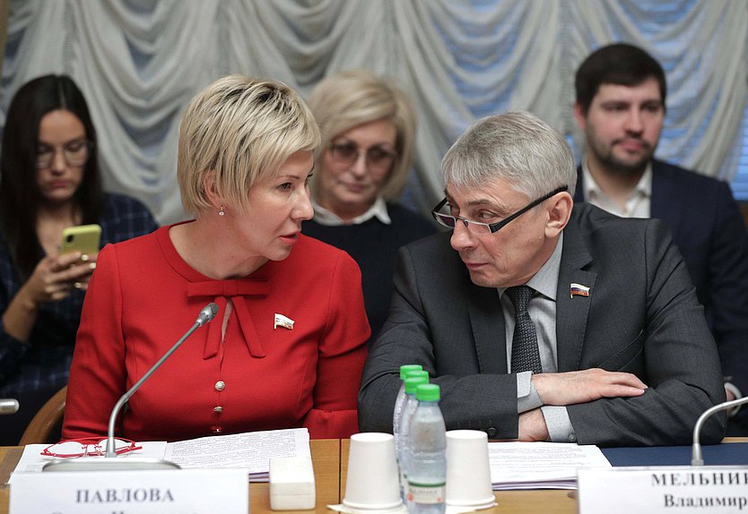 Члены Комитета по труду, социальной политике и делам ветеранов Ольга Павлова и Владимир Мельник