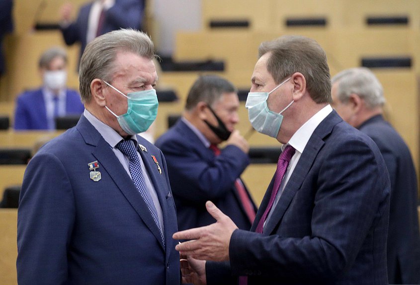 Член Комитета по природным ресурсам, собственности и земельным отношениям Николай Антошкин и заместитель Председателя Комитета по природным ресурсам, собственности и земельным отношениям Михаил Кузьмин
