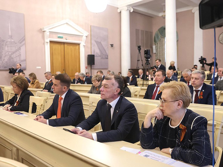 Председатель Комитета по труду, социальной политике и делам ветеранов Ярослав Нилов и Председатель Комитета по экономической политике Максим Топилин