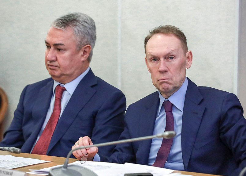 Член Комитета по безопасности и противодействию коррупции Рахим Азимов и Первый заместитель Председателя Комитета Андрей Луговой